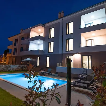 Luxury Porto With Sea View And Swimming Pool Premantura
